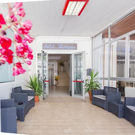 Hotel Sanremo Римини Екстериор снимка