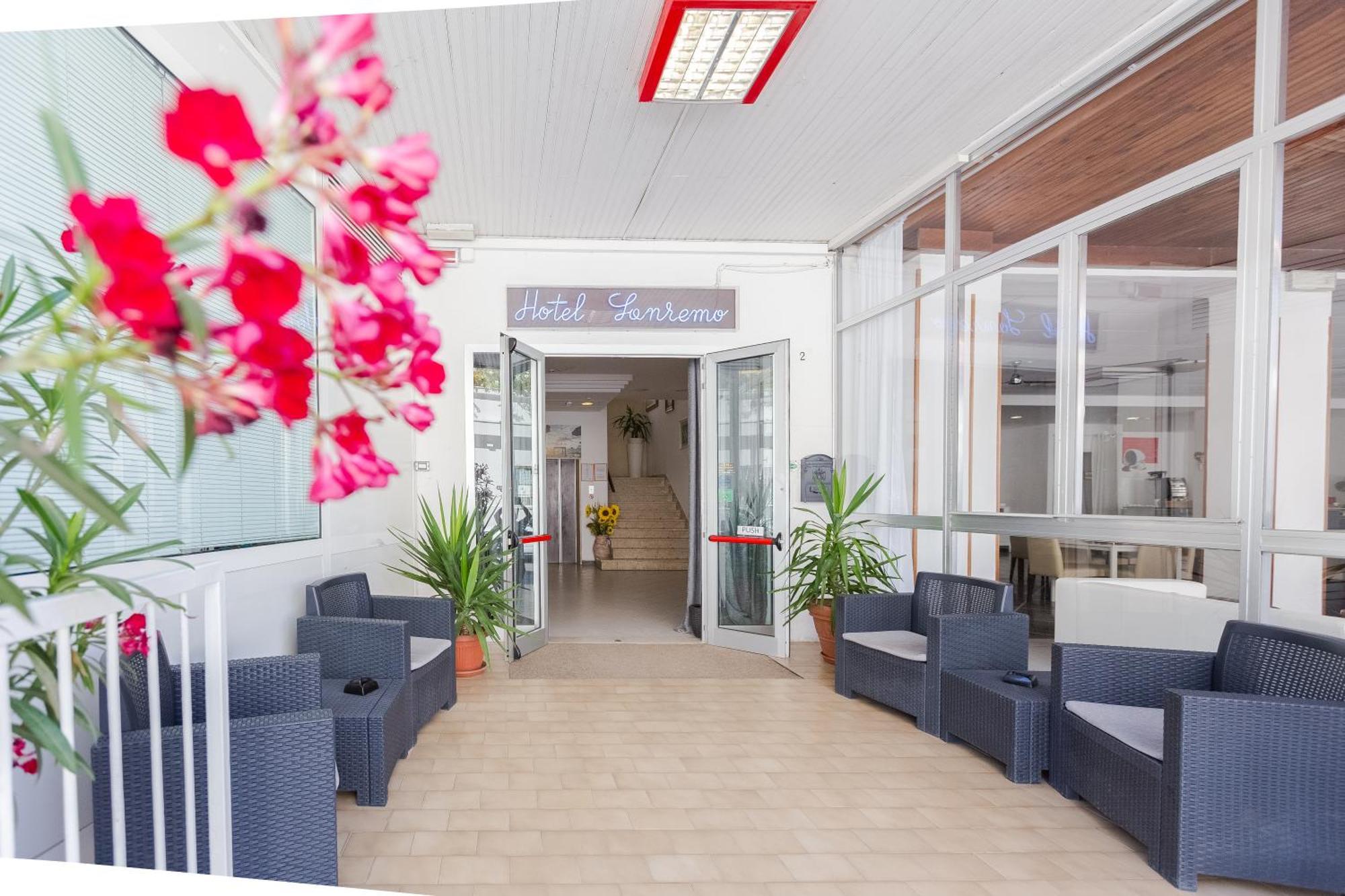 Hotel Sanremo Римини Екстериор снимка