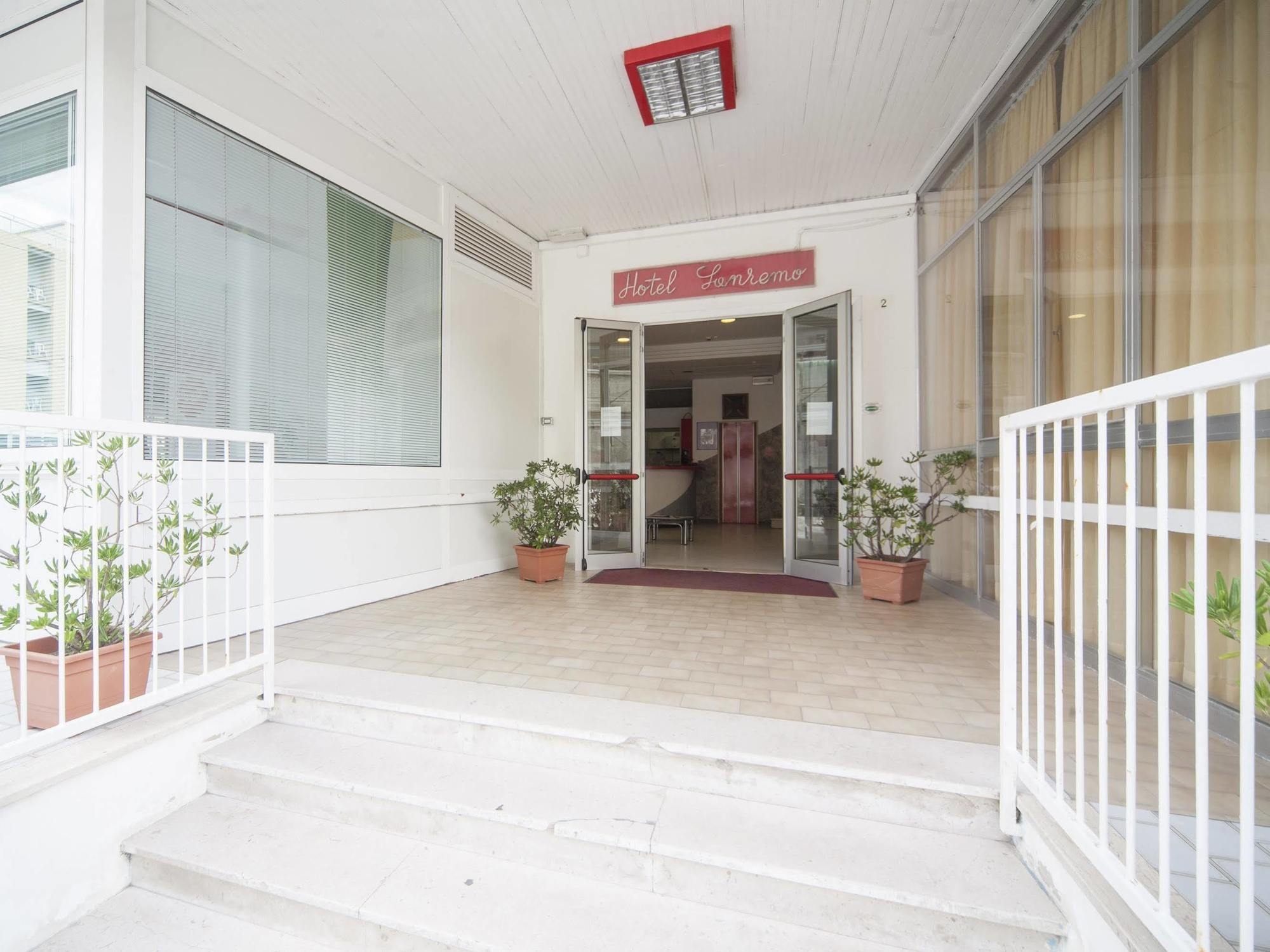 Hotel Sanremo Римини Екстериор снимка
